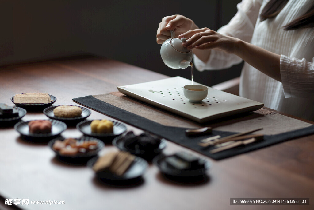 中式茶点与优雅沏茶场景