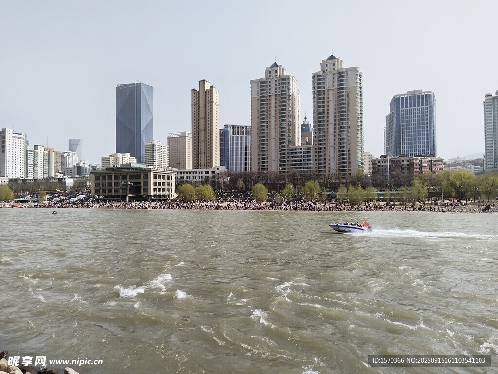 河畔都市高楼景观