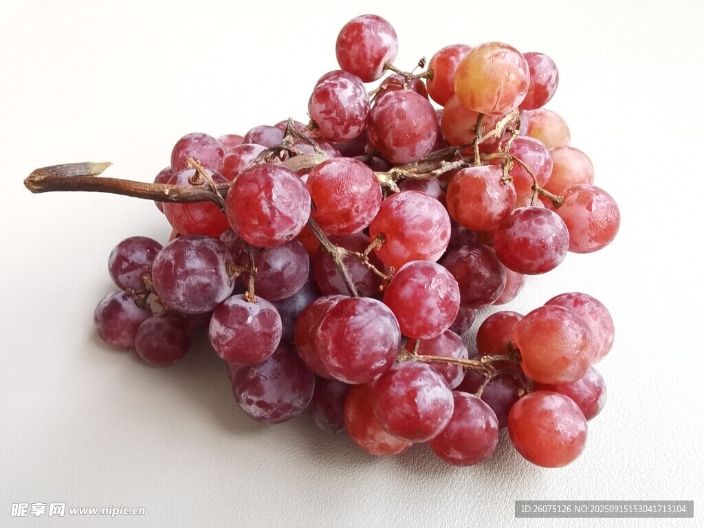 一串色泽诱人的新鲜红葡萄
