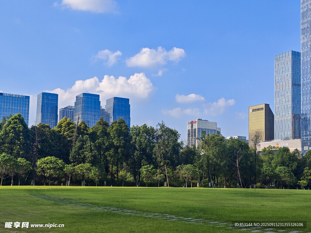 城市绿地与高楼景观