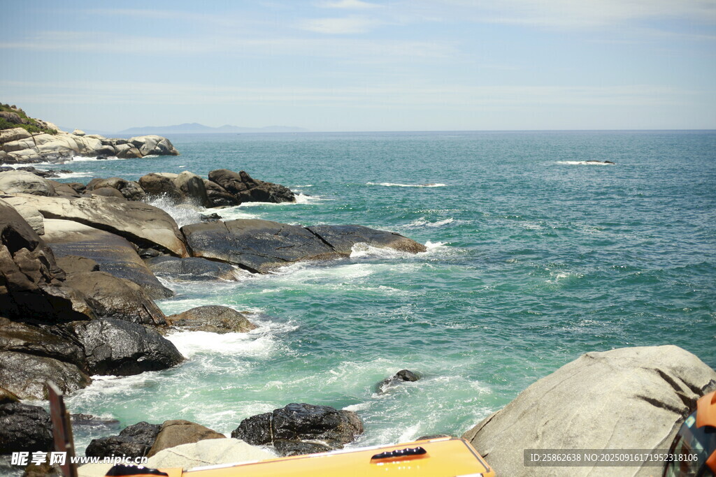 海边嶙峋礁石与蔚蓝大海