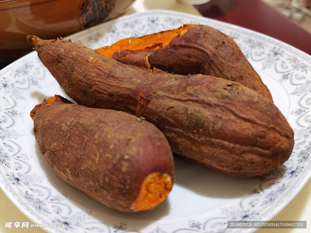 盘子里的美味烤红薯