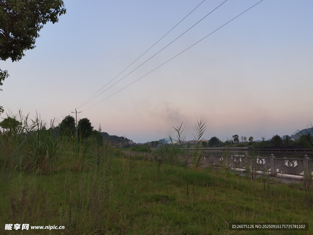 黄昏下的草地与远处景致