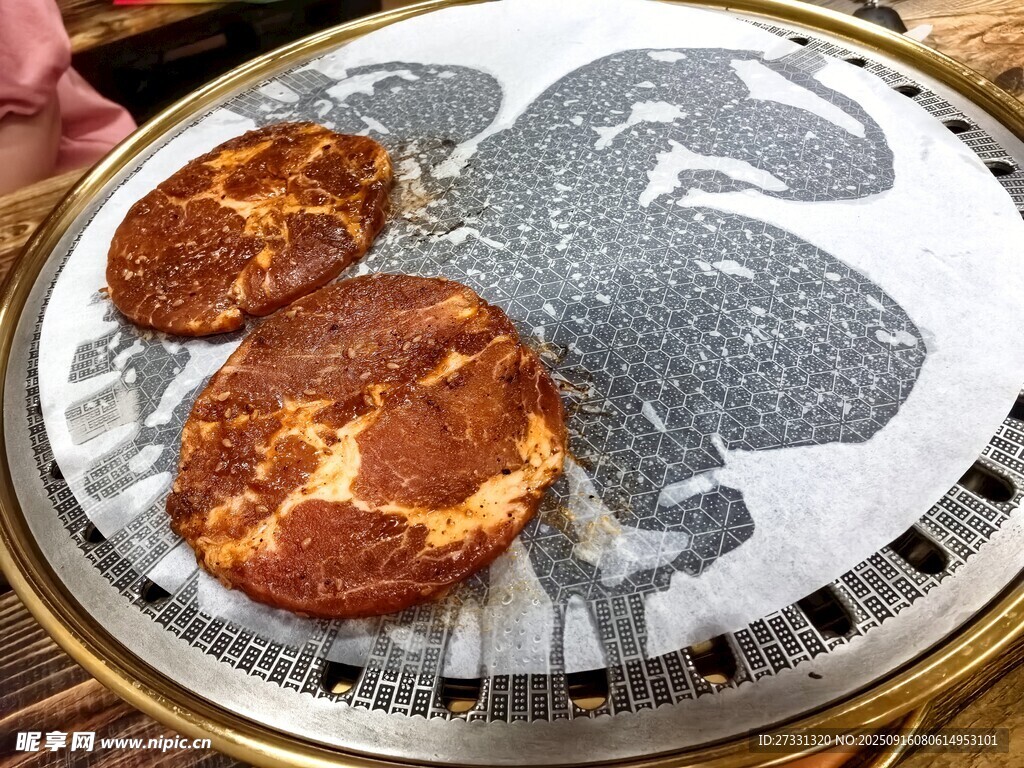 圆形盘上的美味棕色食物