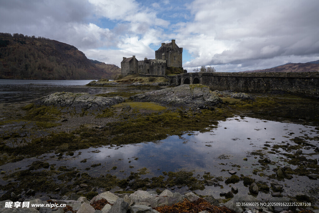 苏格兰古老城堡临湖美景