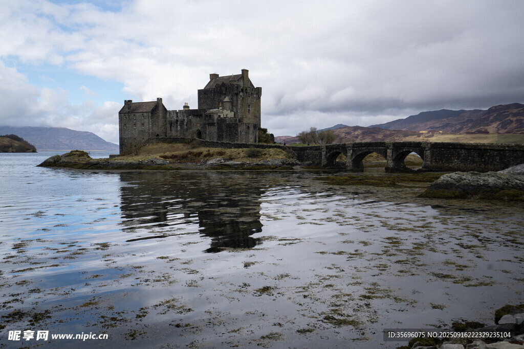 苏格兰古老城堡的湖景风光