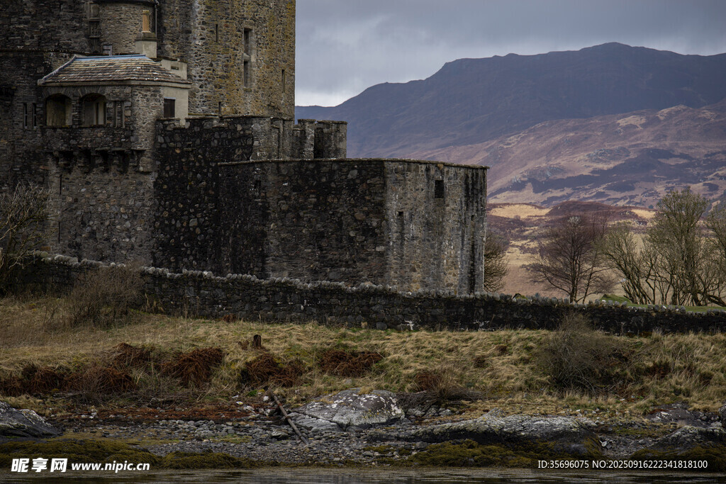 古老城堡屹立于山野之间
