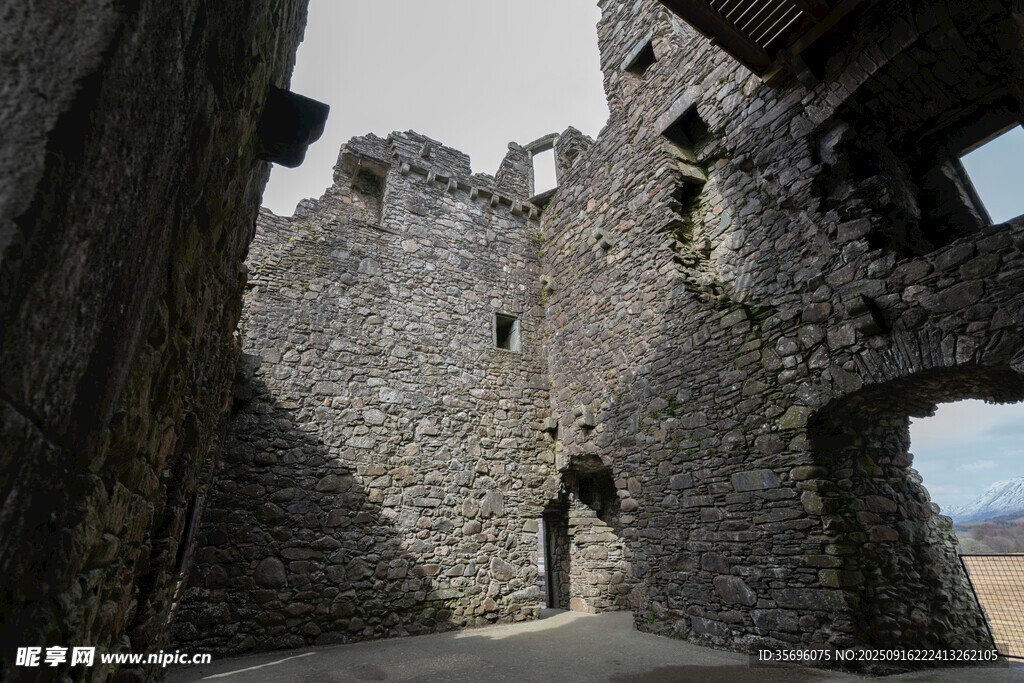 古老城堡内部的沧桑景象