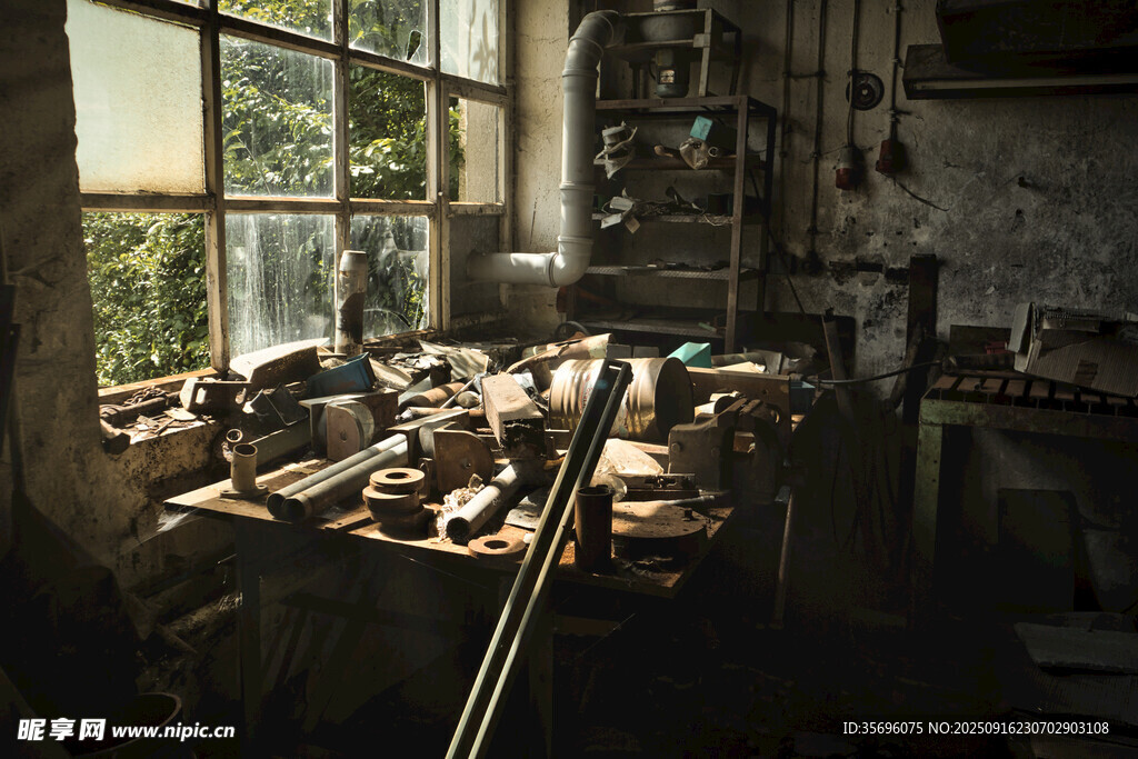 老旧工作室的杂乱场景