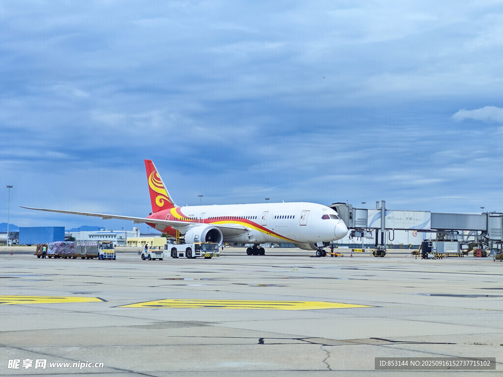 机场停机坪上的客机