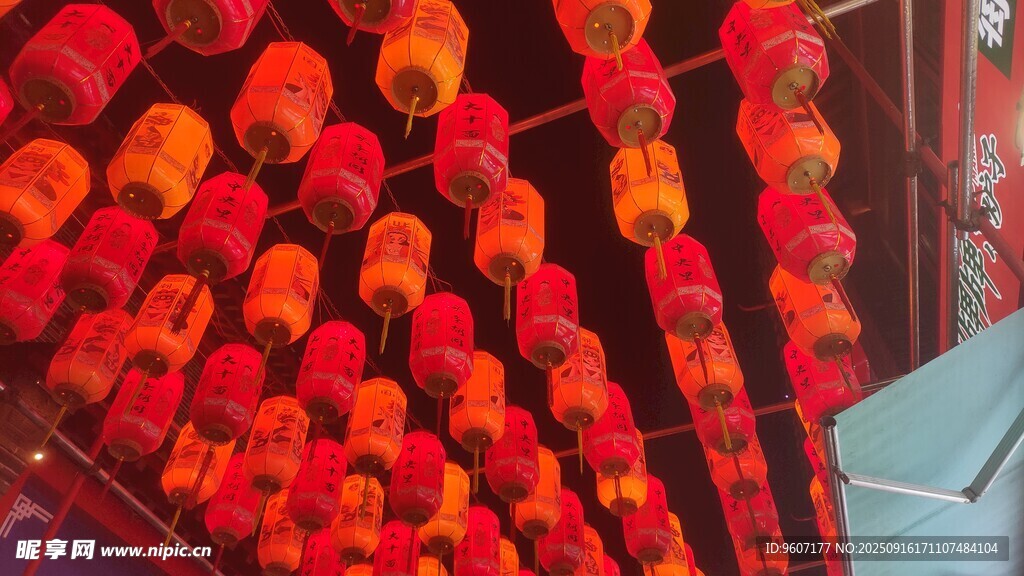 晚间大红灯笼商业街