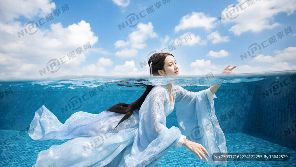穿着蓝色汉服的美女水中游泳