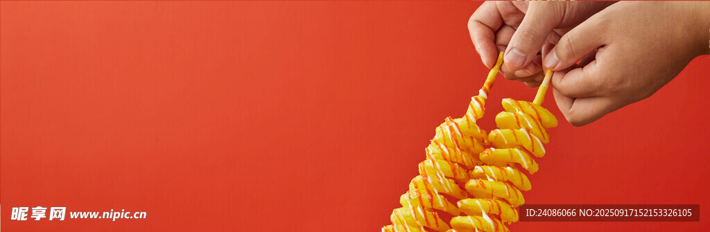 手捻黄色玉米串