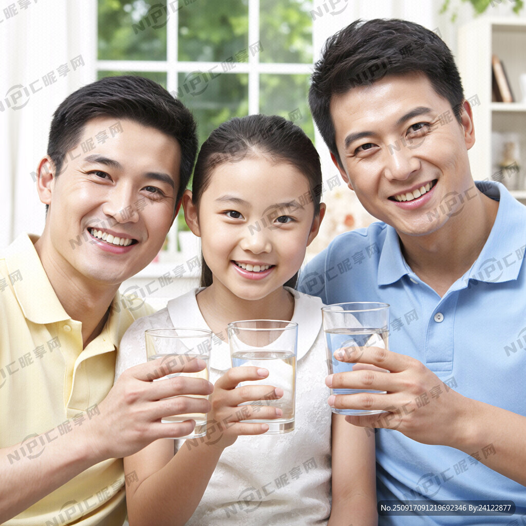 一家三口面带微笑手中拿装水的水