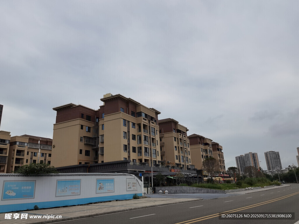 城市路边的多层居民建筑群