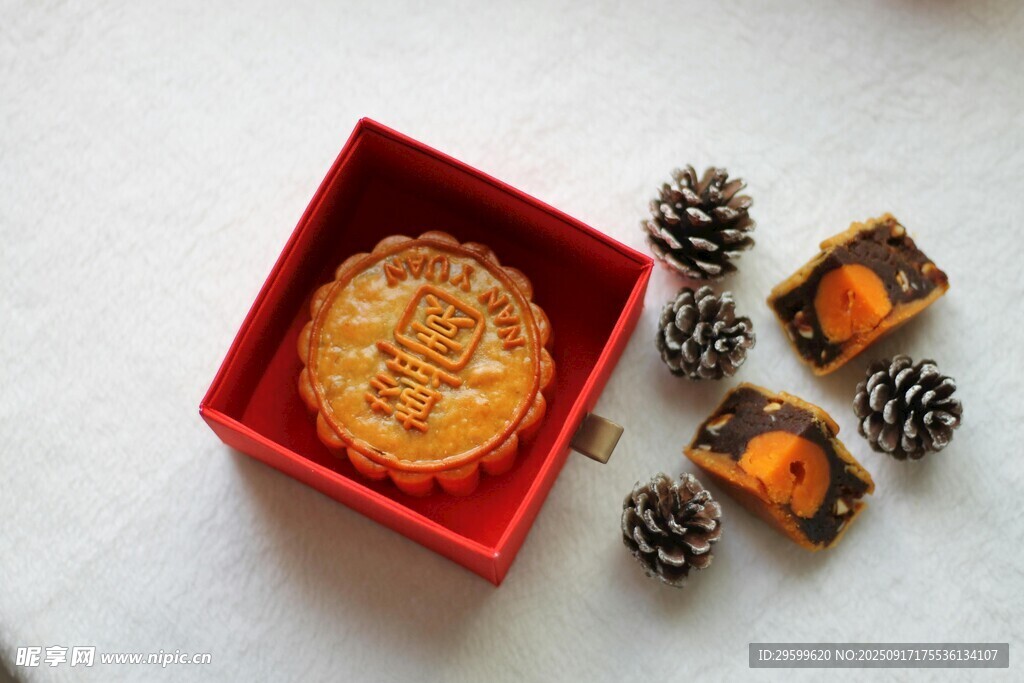 中秋月饼礼盒与松果摆件