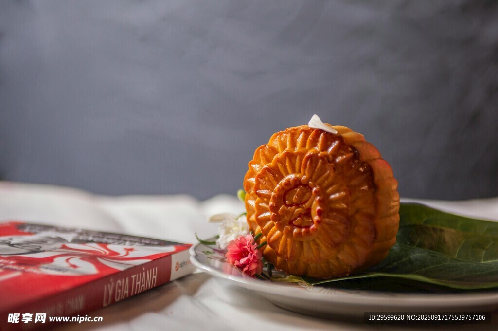 传统月饼摆放在精致盘中