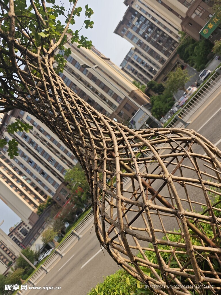 城市街头的金属长颈鹿雕塑