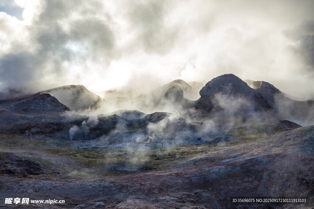 火山地貌景观烟雾缭绕