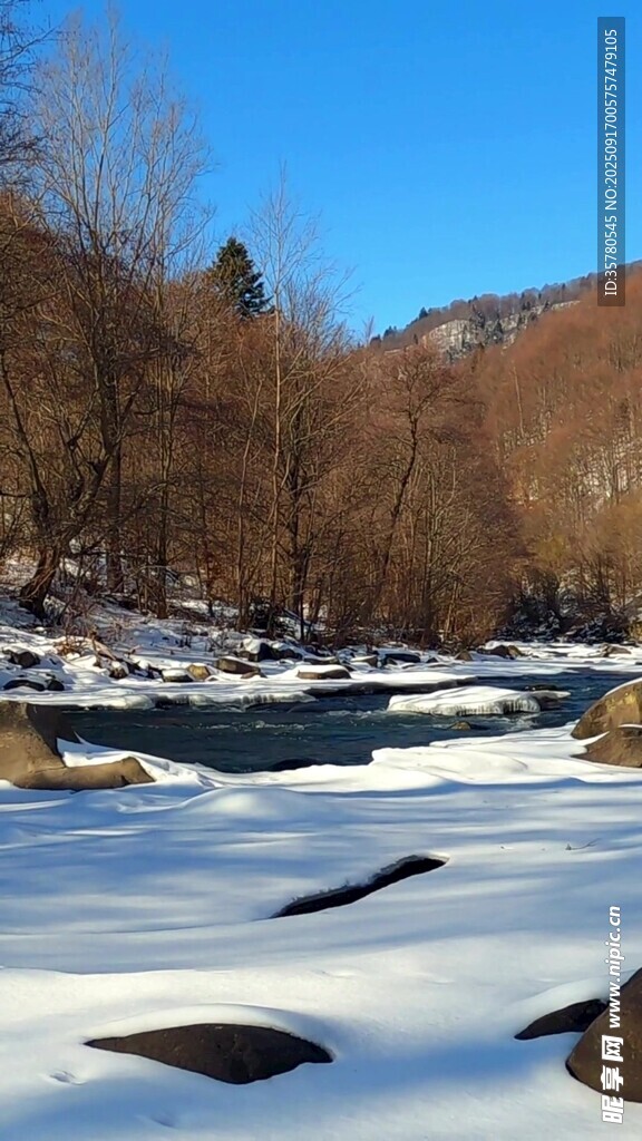冬日雪覆溪流山林美景