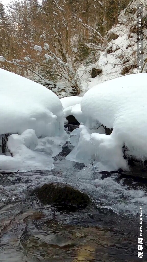 冬日溪流覆雪景象