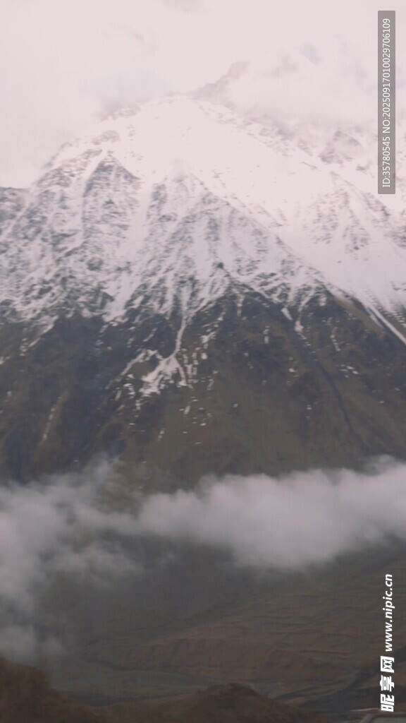 雪山云海壮丽景观