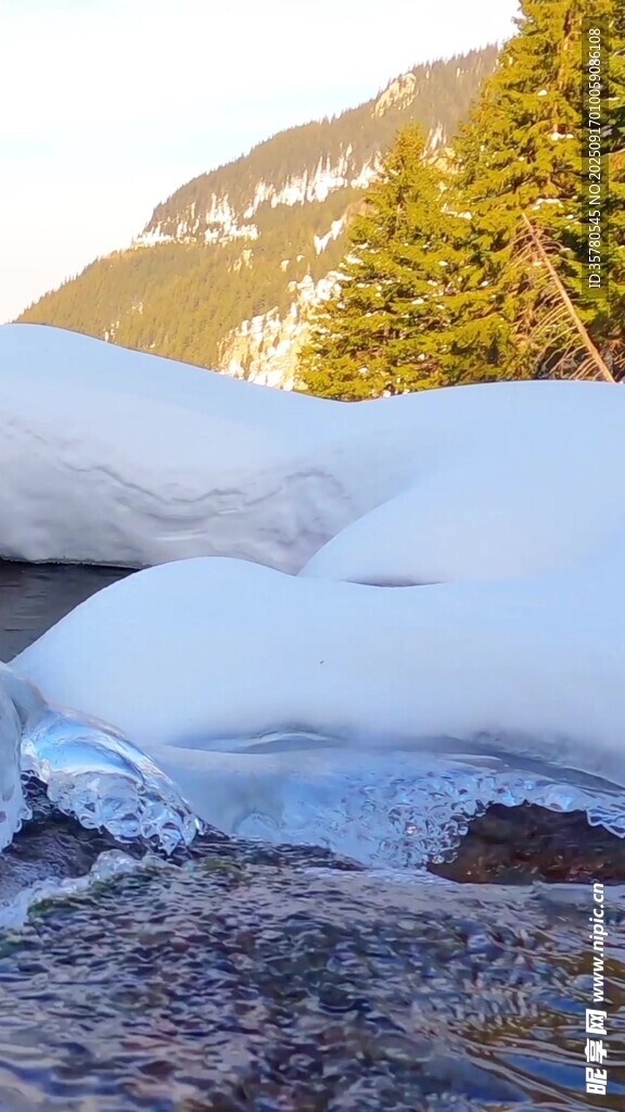 山间融雪溪流景观