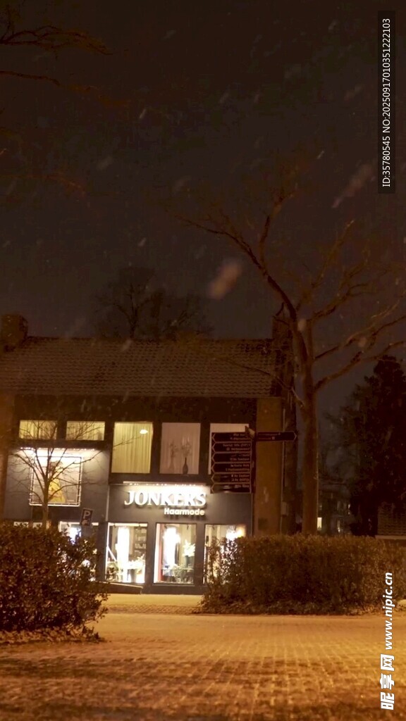 夜晚灯火通明的温馨建筑