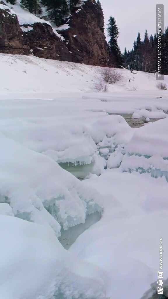 冬日冰封河岸雪景