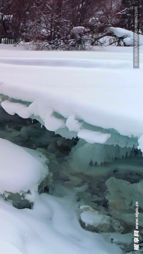 冬日冰雪覆盖下的清澈流水