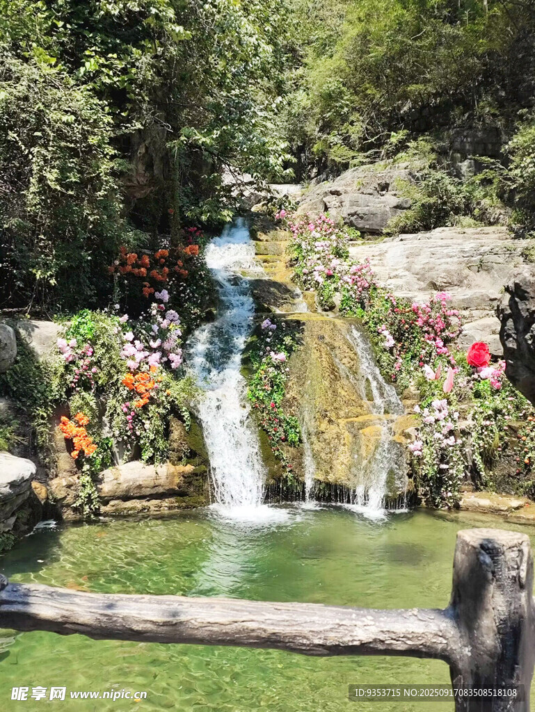 山间多彩瀑布景观