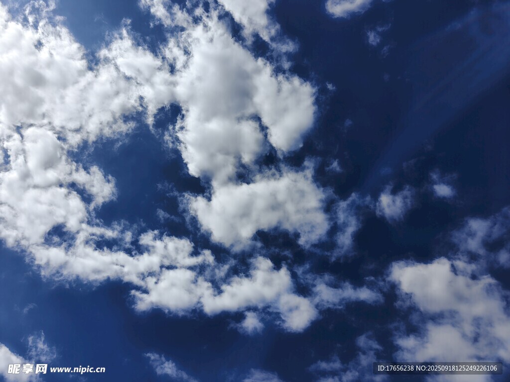 蓝天中的蓬松白云