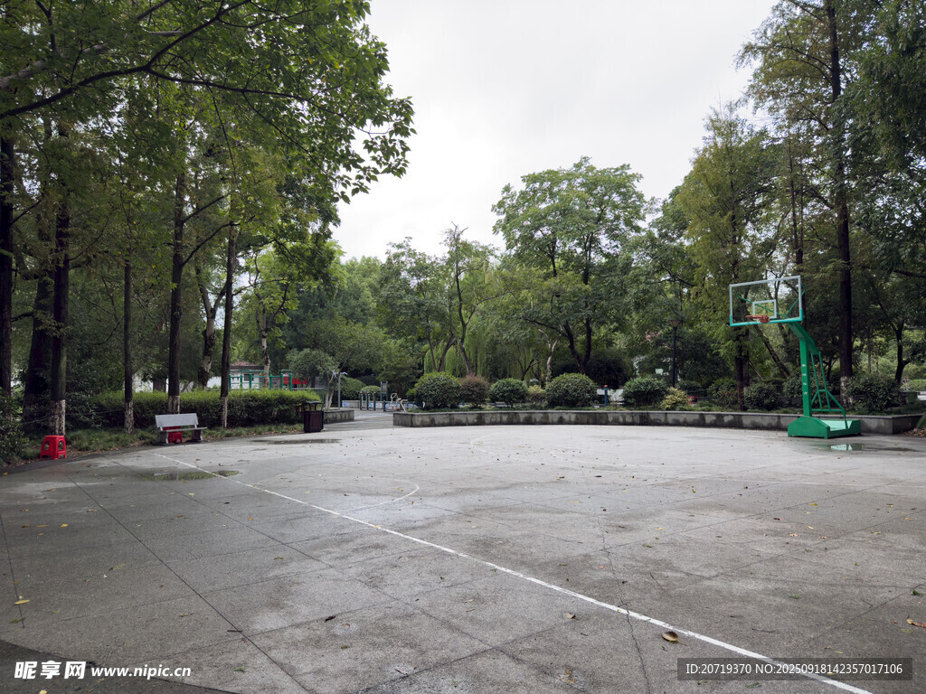 雨中空旷的户外篮球场