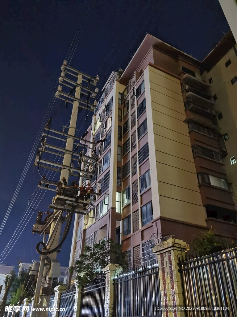 夜间城市中的多层居民楼