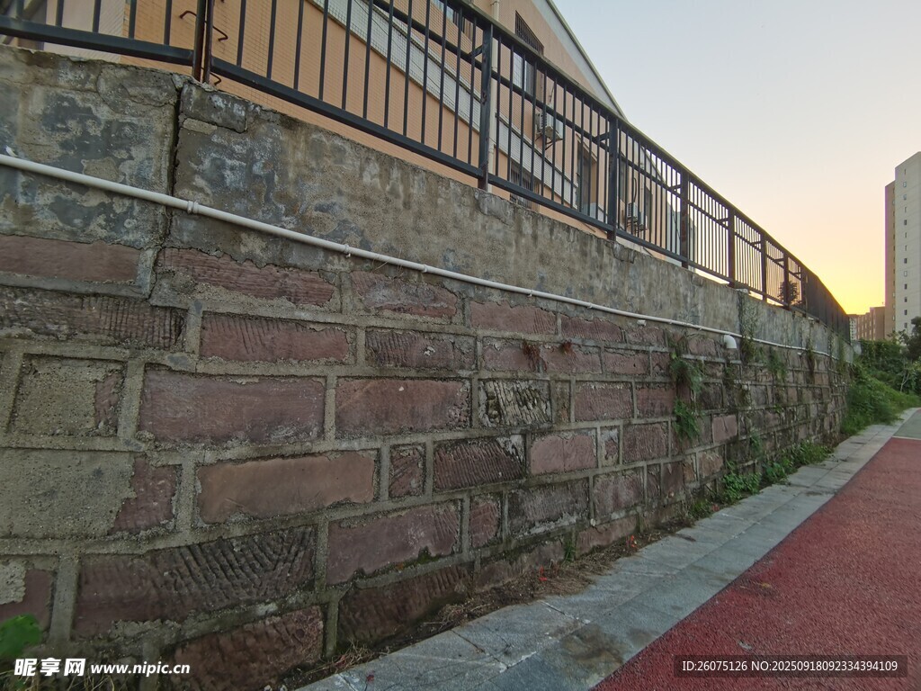 砖砌护坡旁的红色步道