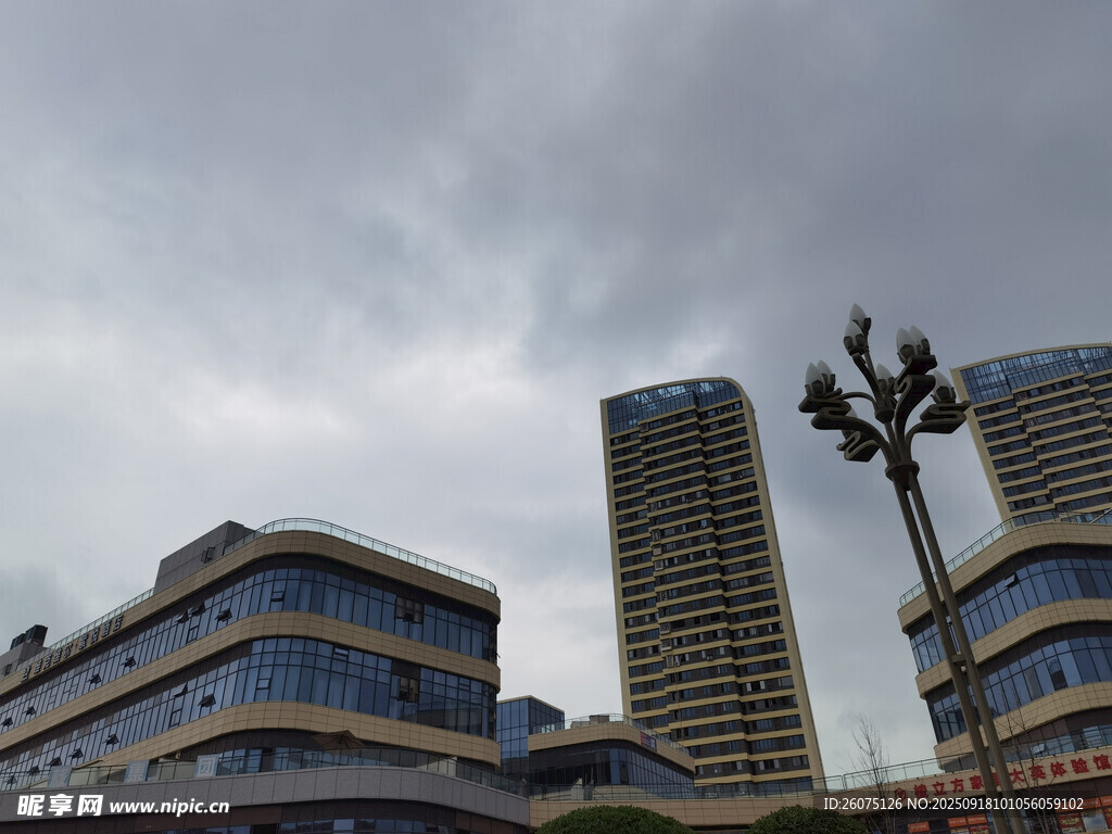 城市高楼与阴沉天空景观