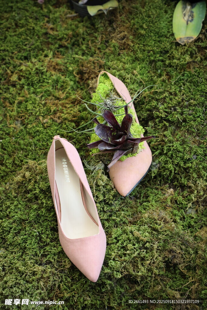 草地上的粉色高跟鞋