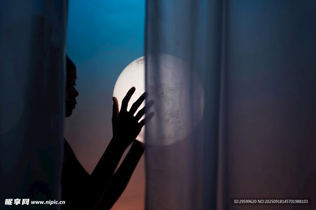 手触月光的静谧剪影时刻