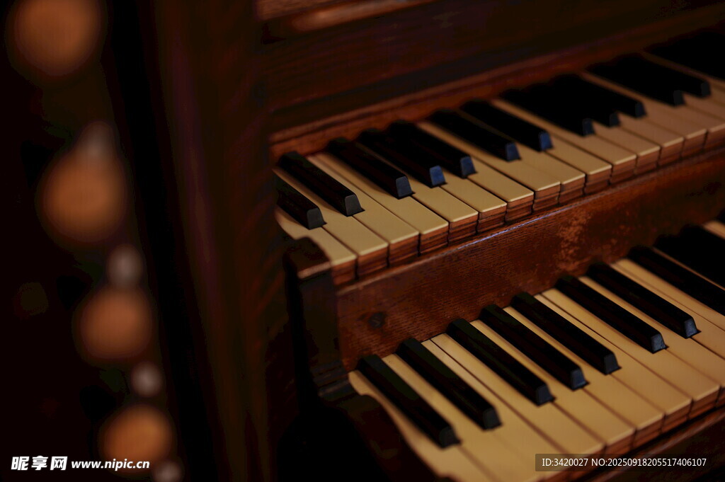 复古钢琴的精致琴键