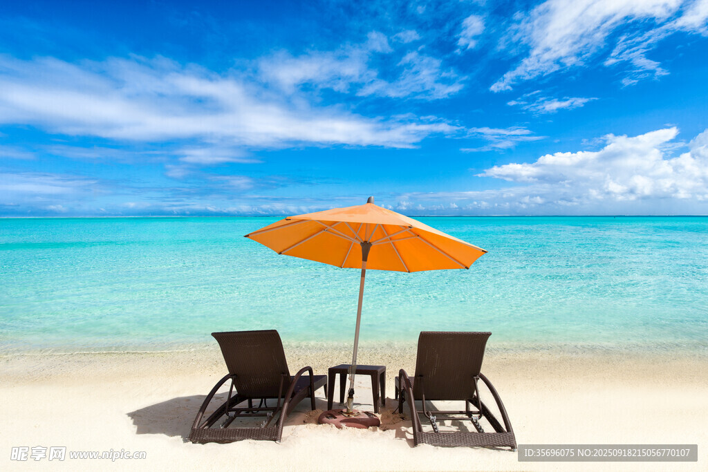 海滩休闲椅与遮阳伞