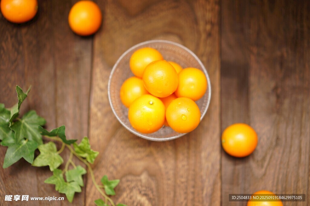 木桌上碗装新鲜小金桔