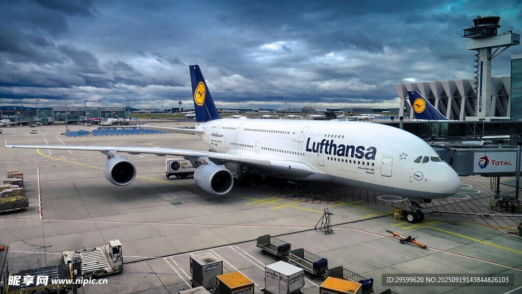 机场停机坪上的客机