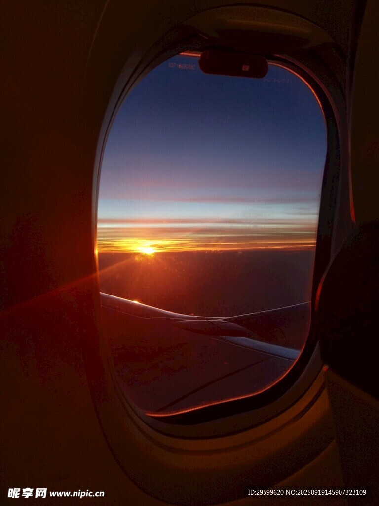 机窗赏日出美景