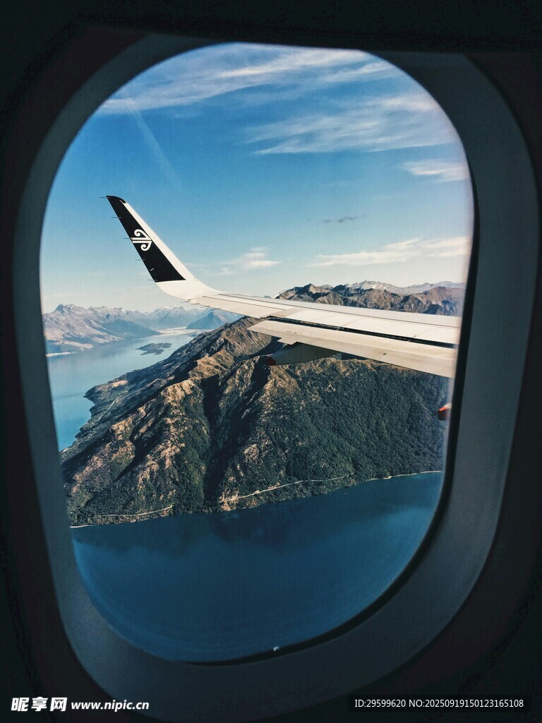 机窗视角下的山海美景