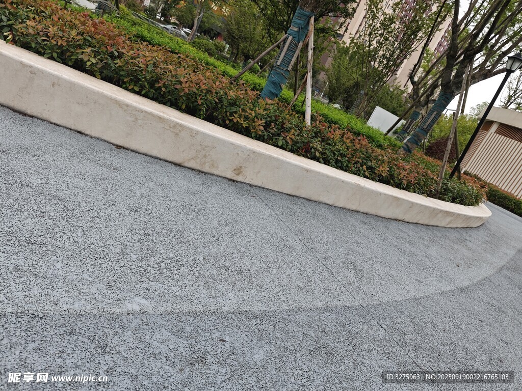 灰色透水路面景观一角