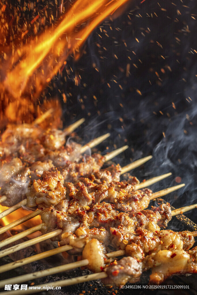 炭火上的美味烤肉串