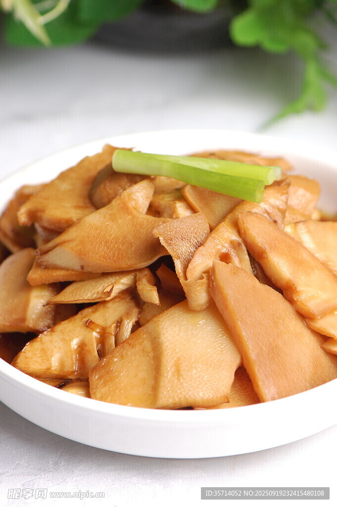 美味笋干摆放在白色碗中