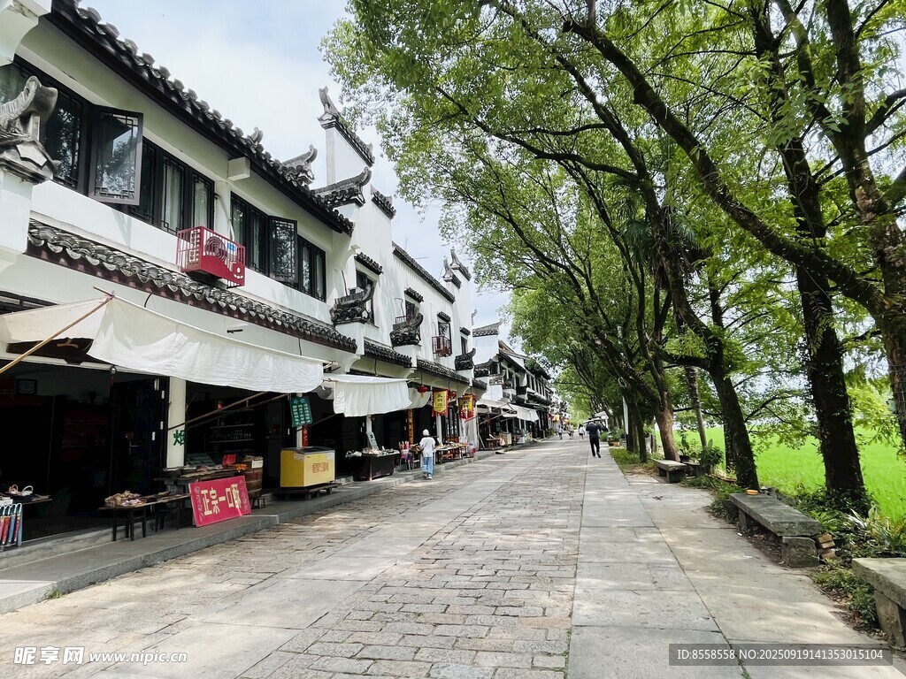 古街中式建筑与街边店铺