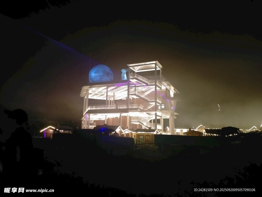 夜晚璀璨建筑景观中秋节八月十五