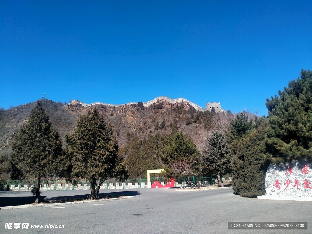 户外开阔景观点缀树木长城